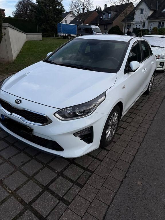 Weiß Gebraucht 2018 Kia Ceed Edition 7 Kleinwagen | 11.000 € (Fairer Preis) - Bild 1/4
