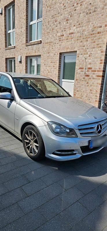 Silber Gebraucht 2012 Mercedes C220 Avantgarde Limousine | 9.500 € (Fairer Preis) - Bild 1/4