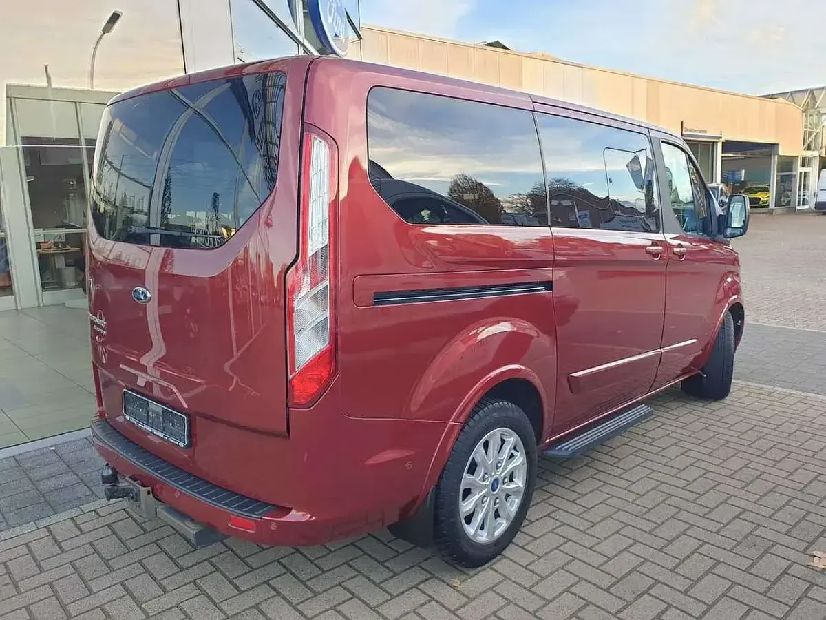 Gebraucht Ford Tourneo Titanium 131 PS (96 kW) 2021 Rot Van / Kleinbus