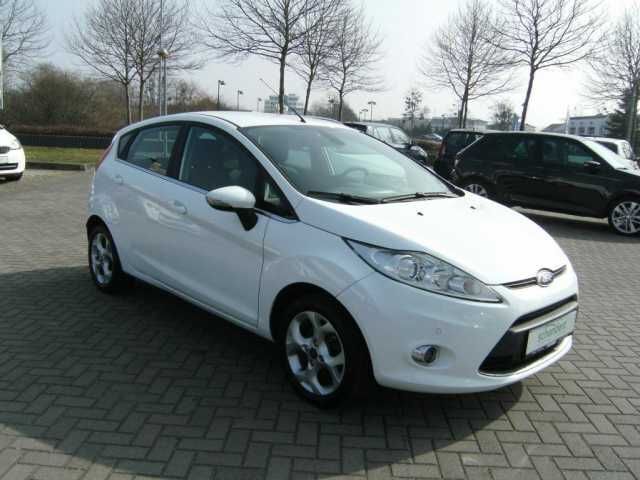 Gebraucht Ford Fiesta Titanium 82 PS (60 kW) 2011 Weiß Kleinwagen
