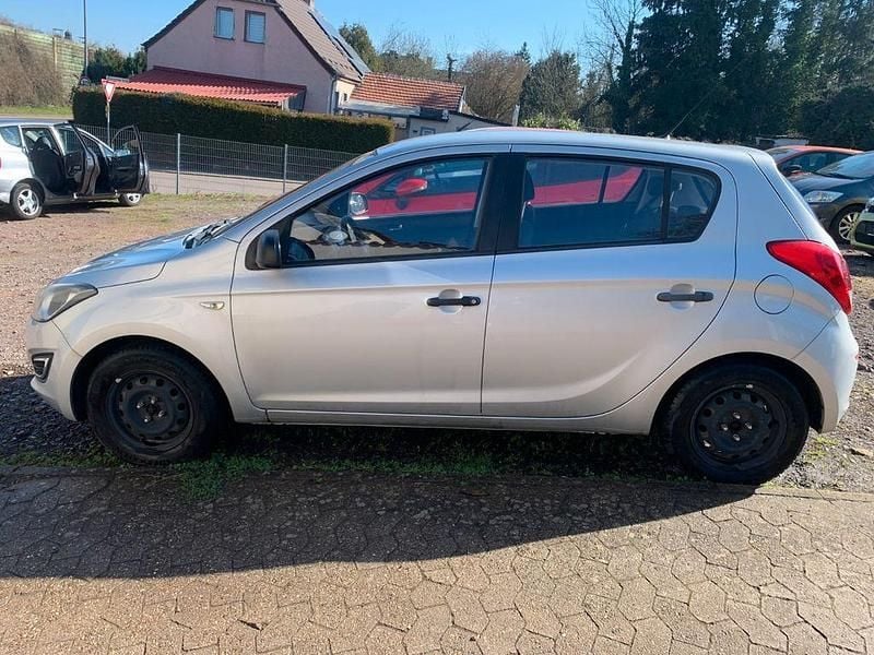 Gebraucht Hyundai i20 Edition 86 PS (63 kW) 2014 Silber Kleinwagen