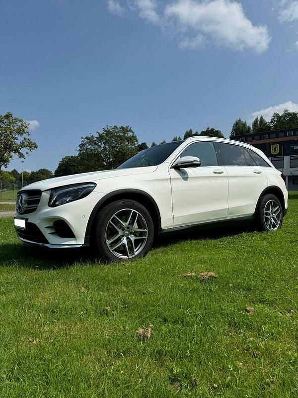 Weiß Gebraucht 2018 Mercedes GLC250 AMG line SUV | 25.400 € (Guter Preis) - Bild 1/4