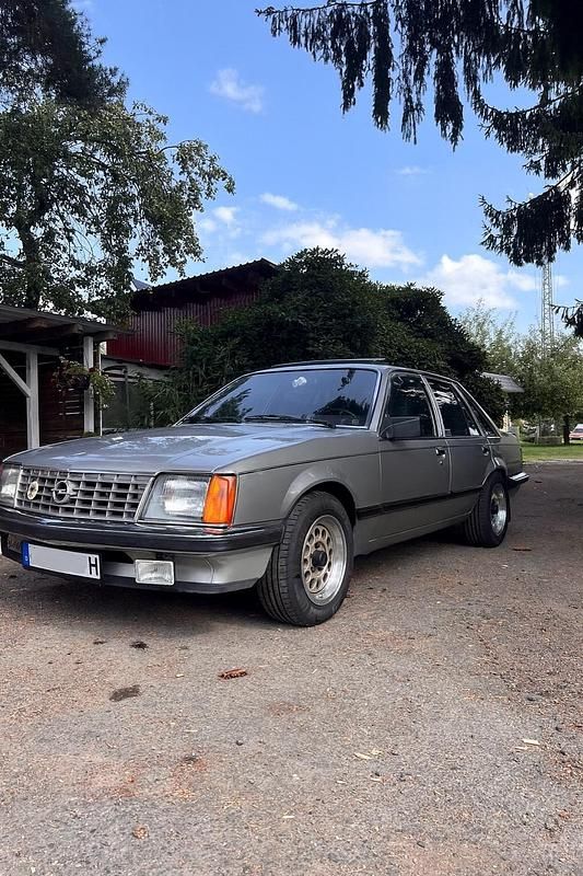 Silber Gebraucht 1981 Opel Senator Limousine | 5.999 € - Bild 1/4