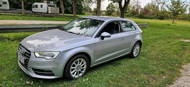 Grau Gebraucht 2015 Audi A3 Attraction Limousine | 9.700 € (Fairer Preis) - Bild 1/4