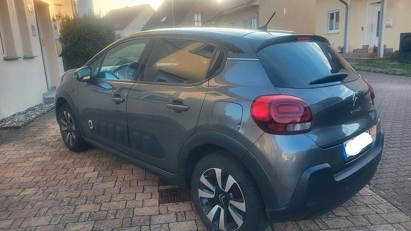 Grau Gebraucht 2019 Citroën C3 PureTech Limousine | 7.950 € (Superpreis) - Bild 1/4