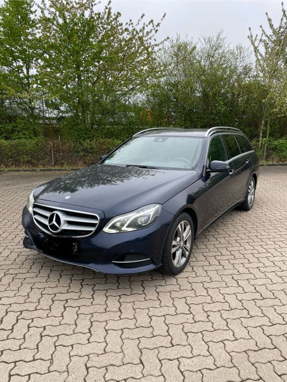 Blau Gebraucht 2014 Mercedes E220 Kombi | 14.800 € (Fairer Preis) - Bild 1/4