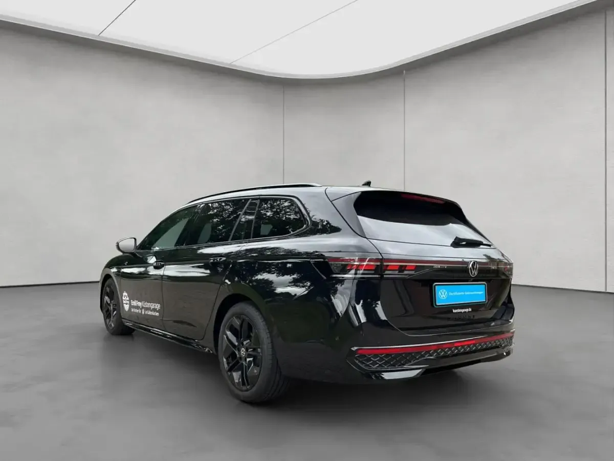 Gebraucht VW Passat R-line 150 PS (110 kW) 2025 Schwarz Kombi