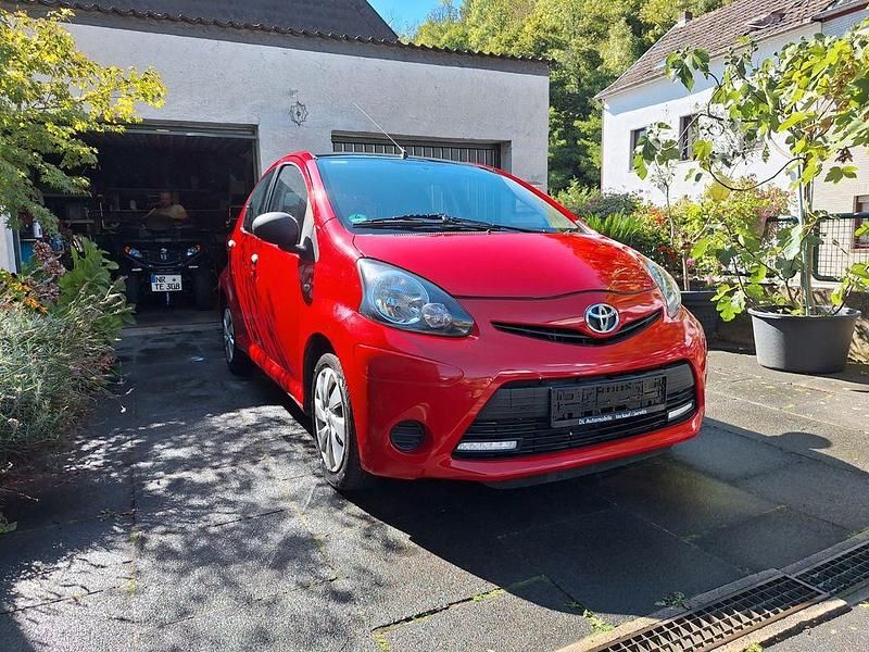 Rot Gebraucht 2014 Toyota Aygo Cool Kleinwagen | 5.100 € (Fairer Preis) - Bild 1/4