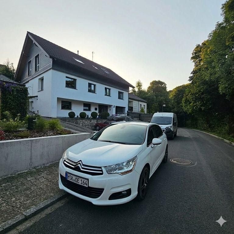 Gebraucht Citroën C4 SELECTION 120 PS (88 kW) 2012 Weiß Limousine