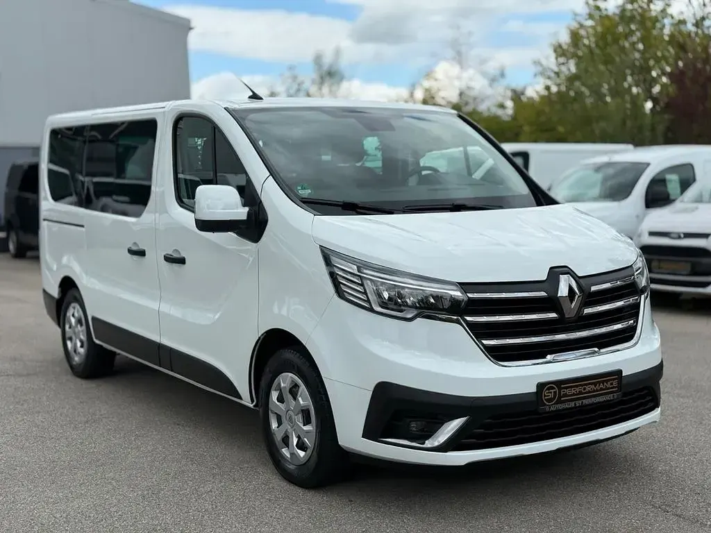 Używany Renault Trafic Life 110 KM (80 kW) 2022 Biały Minivan