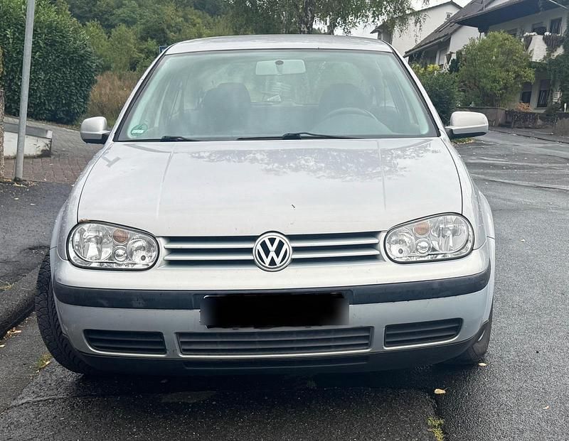 Silber Gebraucht 2000 VW Golf IV Limousine | 600 € (Superpreis) - Bild 1/4