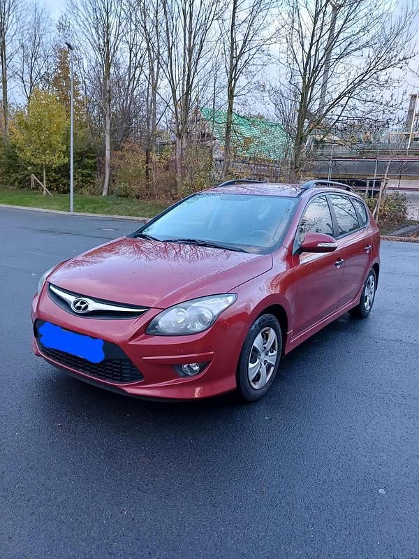Gebraucht Hyundai i30 90 PS (66 kW) 2012 Rot Kombi