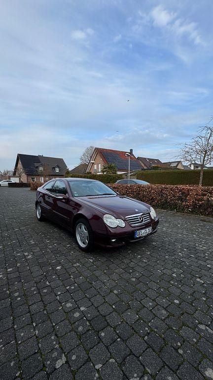 Rot Gebraucht 2006 Mercedes C230 Classic Coupé | 4.000 € (Fairer Preis) - Bild 1/4