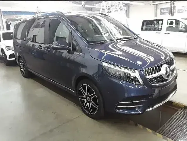 Gebraucht Mercedes V300 Avantgarde Edition 237 PS (174 kW) 2024 Blau Van / Kleinbus
