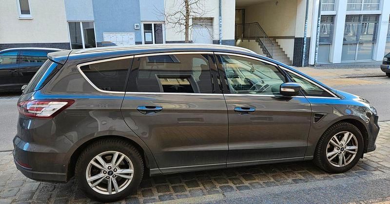 Gebraucht Ford S-MAX Titanium 165 PS (121 kW) 2020 Grau Van / Kleinbus