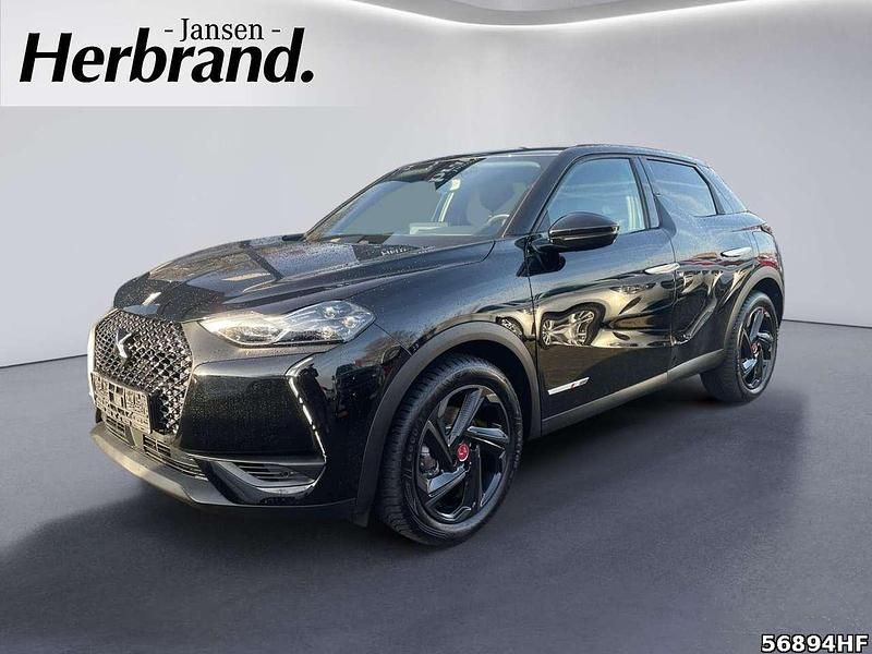 Lackierung schwarz perla nera/ Gebraucht 2022 DS Automobiles DS3 Crossback E-Tense Performance Line Plus SUV | 27.390 € - Bild 1/4