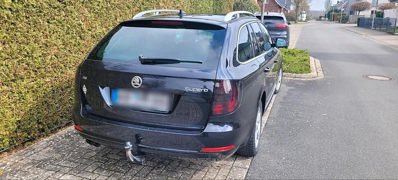 Gebraucht Skoda Superb 140 PS (102 kW) 2012 Schwarz Kombi