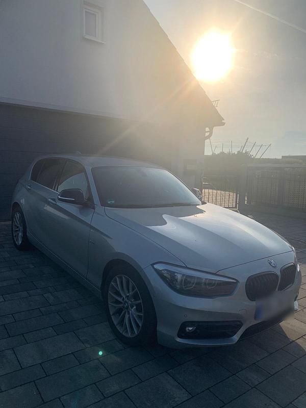 Silber Gebraucht 2018 BMW 118 Sport Line Kleinwagen | 14.950 € (Fairer Preis) - Bild 1/4