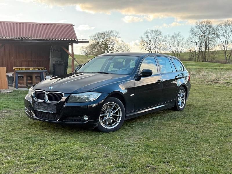 Gebraucht BMW 320 184 PS (135 kW) 2010 Schwarz Kombi