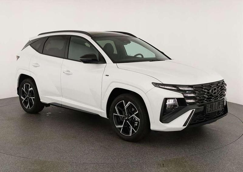 Serenity white metallic Neu 2025 Hyundai Tucson N Line SUV | 35.595 € (Fairer Preis) - Bild 1/4