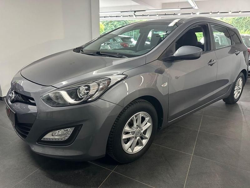 Grau Gebraucht 2016 Hyundai i30 Kombi | 10.900 € (Fairer Preis) - Bild 1/4