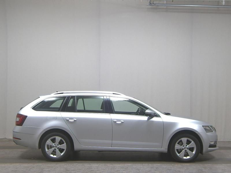 Grau Gebraucht 2019 Skoda Octavia Style Kombi | 15.280 € (Fairer Preis) - Bild 1/4
