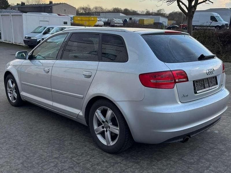 Gebraucht Audi A3 Attraction 105 PS (77 kW) 2012 Eissilber metallic Kleinwagen