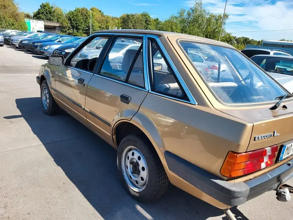 Second-hand Ford Escort 54 CP (39 kW) 1982 Auriu Berlinǎ