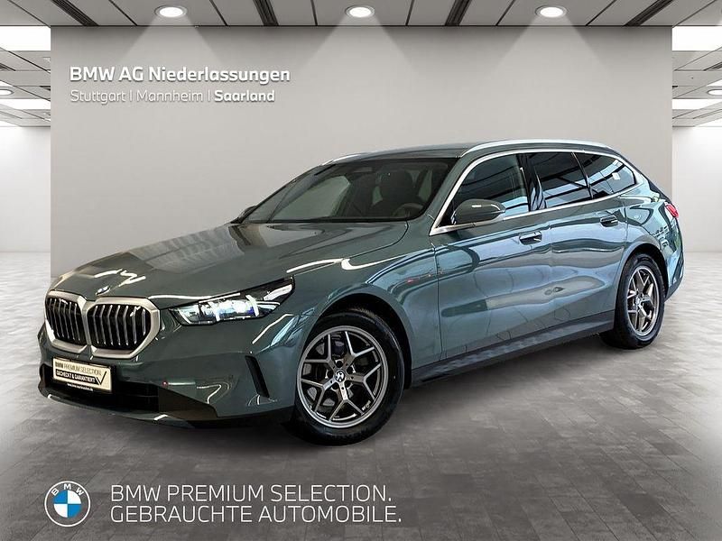 Grün Gebraucht 2024 BMW 520 Comfort Edition Kombi | 47.901 € (Guter Preis) - Bild 1/4