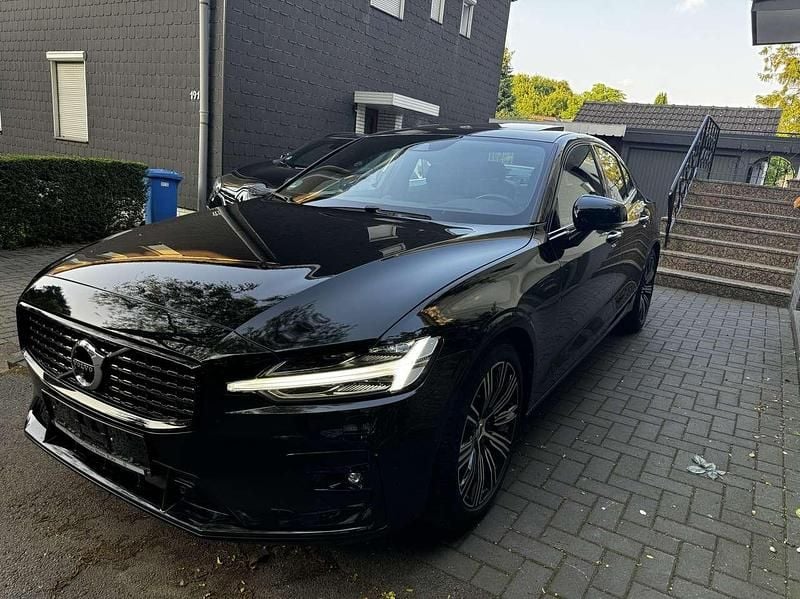 Onyx schwarzmetallic Gebraucht 2021 Volvo S60 R-Design Limousine | 26.490 € (Superpreis) - Bild 1/4