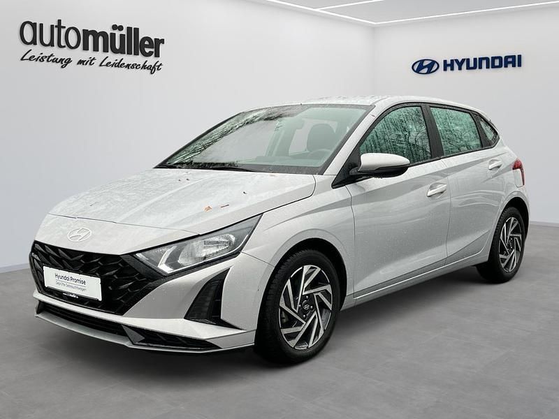 Grau lumen grey / mic Gebraucht 2025 Hyundai i20 Trend Kleinwagen | 17.240 € (Superpreis) - Bild 1/4