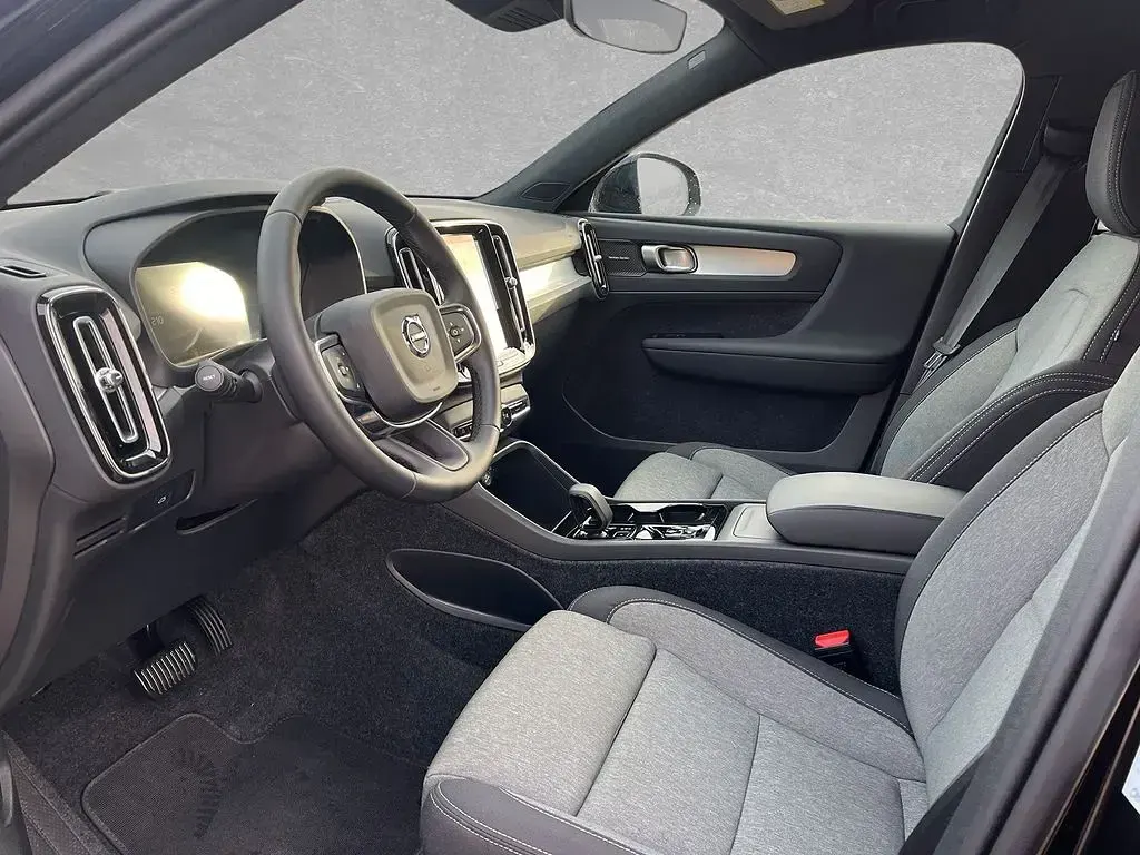 Gebraucht Volvo XC40 Plus 163 PS (119 kW) 2025 Onyx schwarz SUV