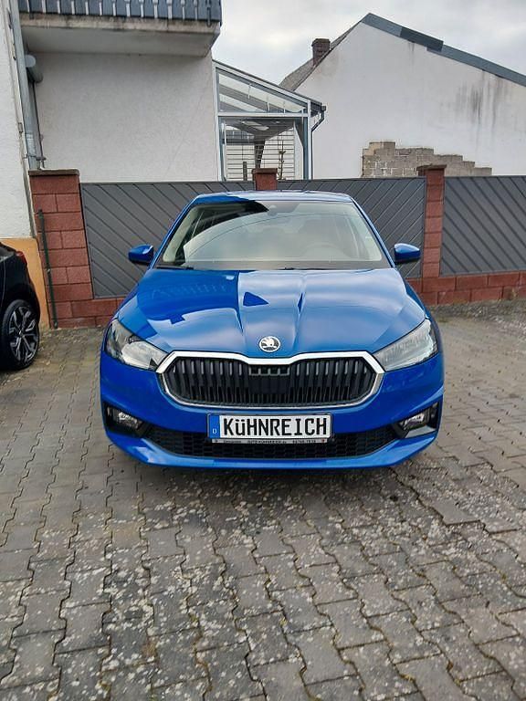 Blau Neu 2026 Skoda Fabia Essence Limousine | 19.490 € (Fairer Preis) - Bild 1/4