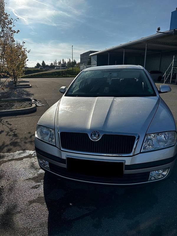 Grau Gebraucht 2004 Skoda Octavia Limousine | 2.600 € (Teuer) - Bild 1/4