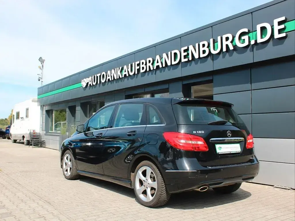 Gebraucht Mercedes B180 122 PS (89 kW) 2012 Schwarz Kleinwagen