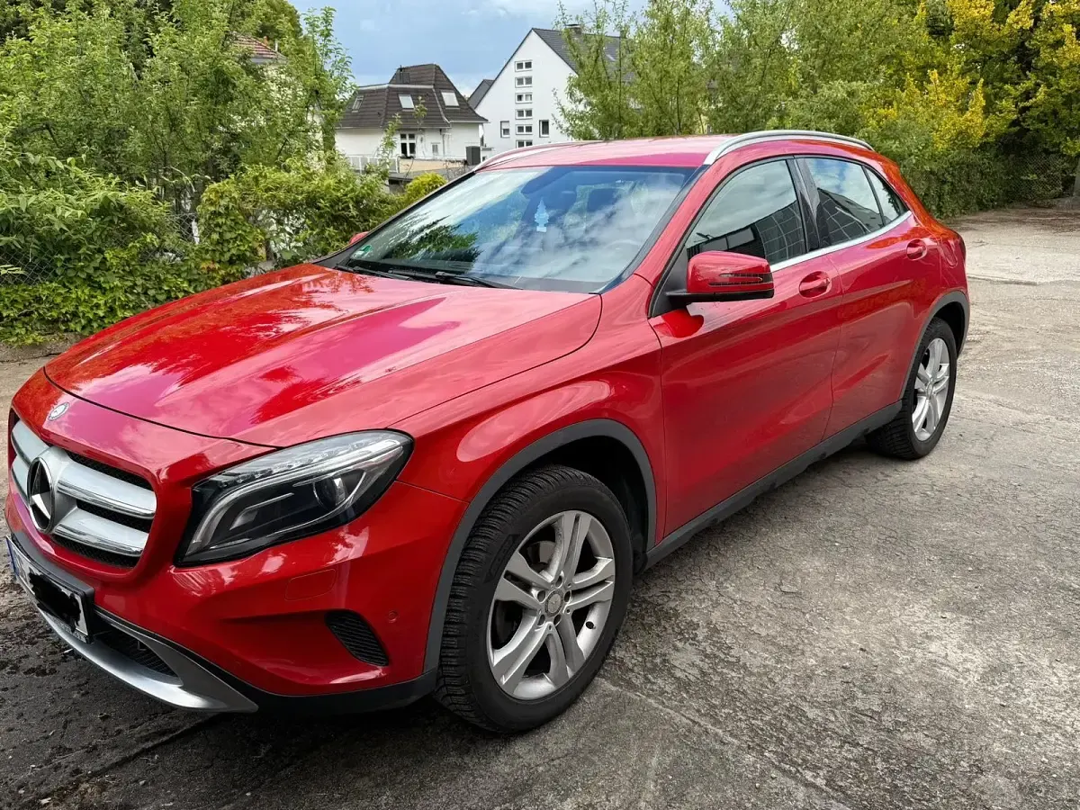 Gebraucht Mercedes GLA180 Urban 122 PS (89 kW) 2016 Rot SUV