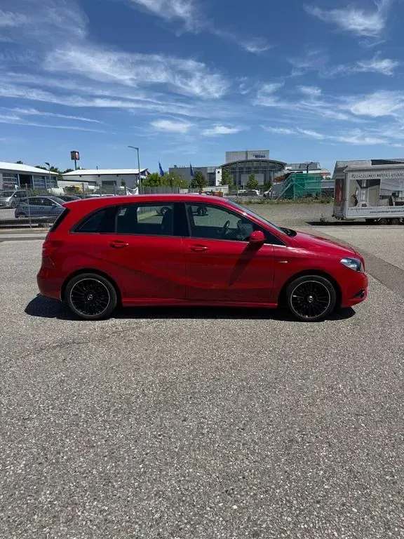 Gebraucht Mercedes B180 109 PS (80 kW) 2013 Rot Kleinwagen