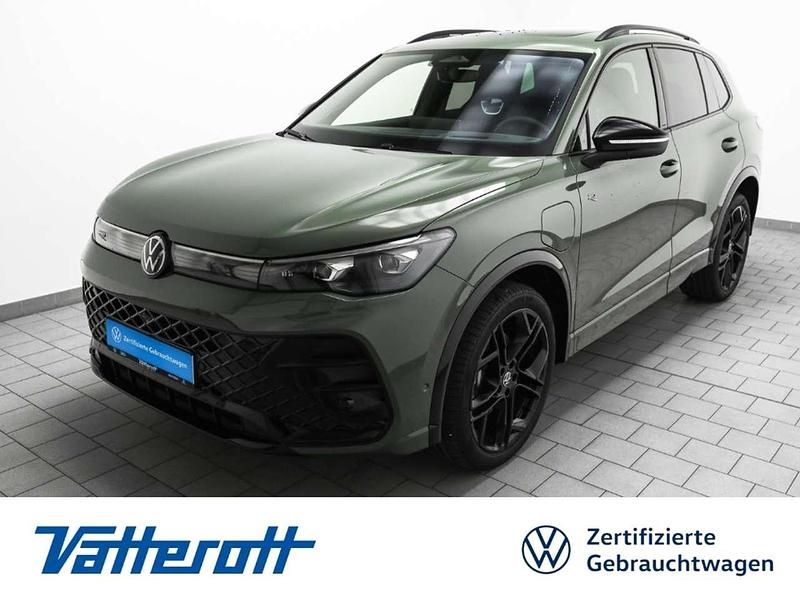 Cipressinogrün metallic Gebraucht 2025 VW Tiguan R-line SUV | 57.950 € (Etwas zu teuer) - Bild 1/4