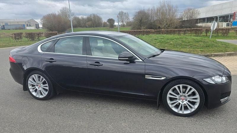 Gebraucht Jaguar XF Pure 163 PS (119 kW) 2016 Blau Limousine