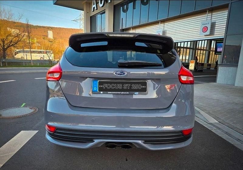 Gebraucht Ford Focus ST 250 PS (183 kW) 2018 Grau Limousine