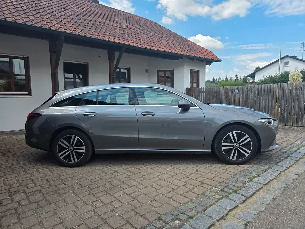Gebraucht Mercedes CLA200 Shooting Brake 150 PS (110 kW) 2023 Grau Kombi