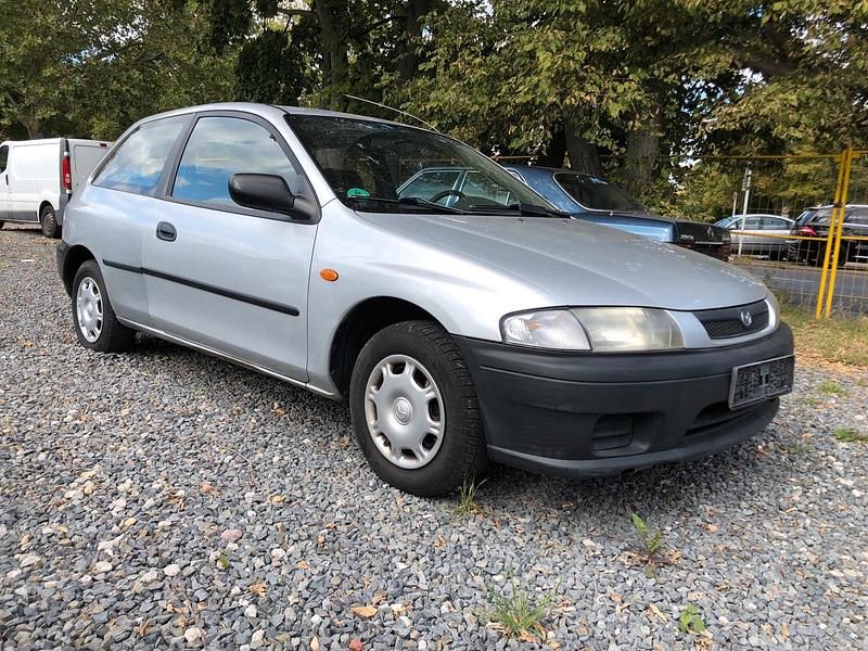 Silber Gebraucht 2000 Mazda 323F Kleinwagen | 490 € - Bild 1/4