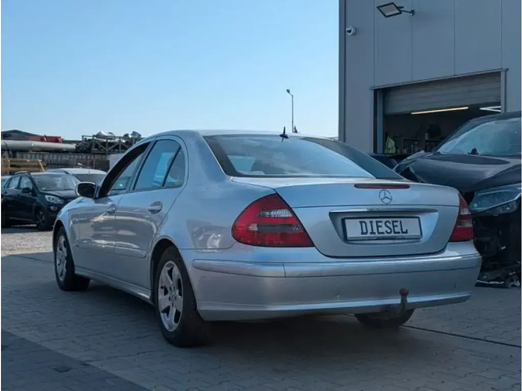 Gebraucht Mercedes 220 150 PS (110 kW) 2005 Iridiumsilber  metalliclack (metallic) Limousine