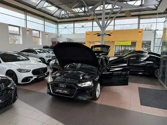 Używany Audi A4 Ambiente 204 KM (150 kW) 2023 Czarny Sedan/Limuzyna