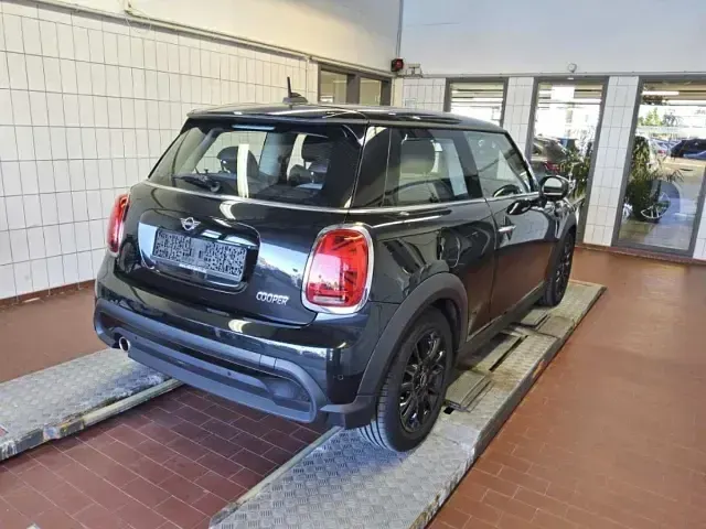 Gebraucht Mini Cooper 136 PS (100 kW) 2023 Midnight black ii Kleinwagen