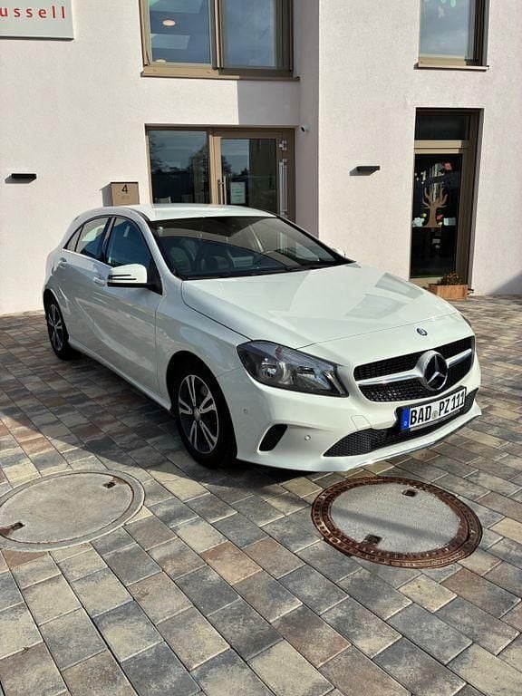 Gebraucht Mercedes A180 122 PS (89 kW) 2016 Weiß Limousine