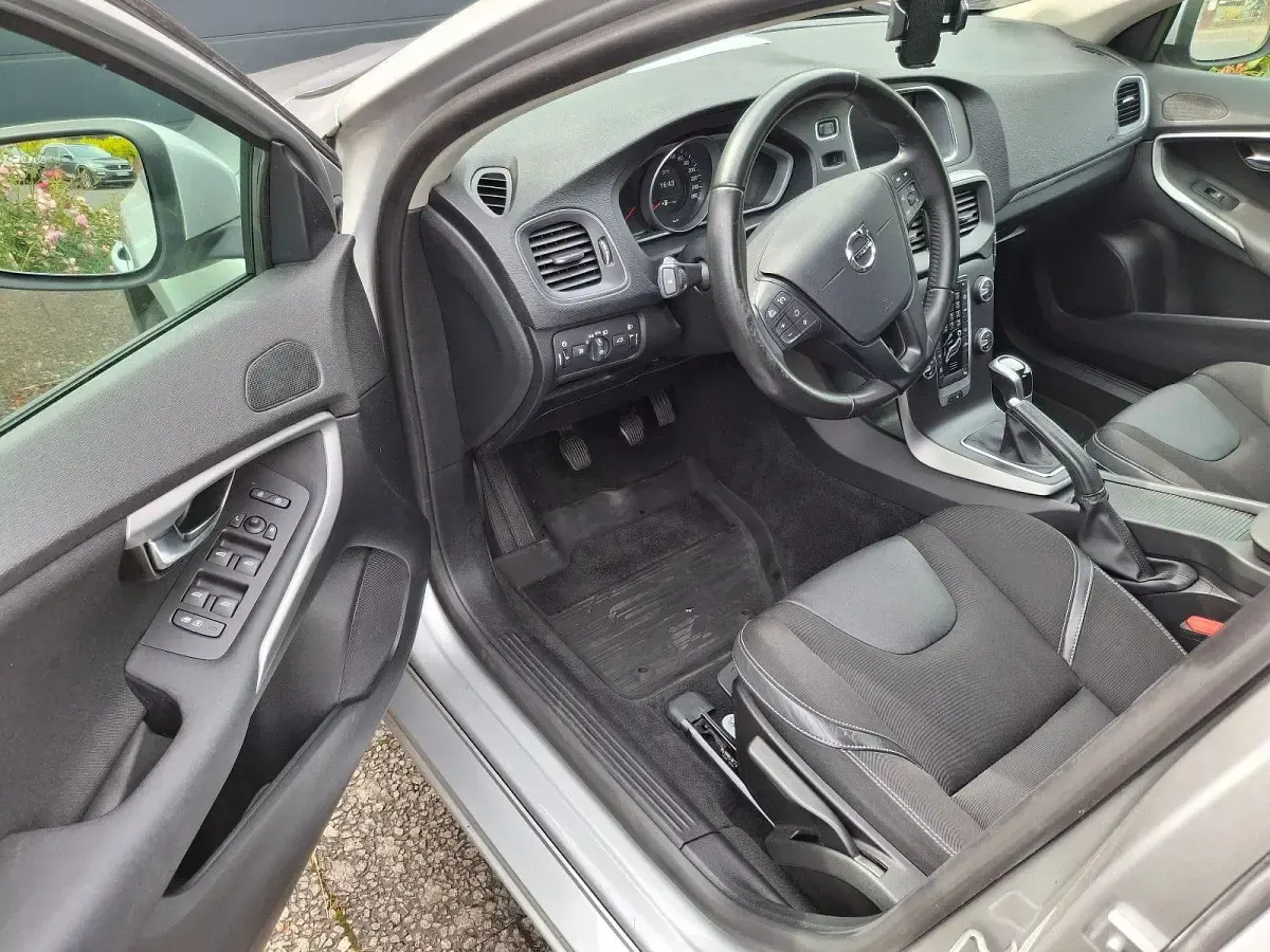 Gebraucht Volvo V40 120 PS (88 kW) 2018 Silber Limousine