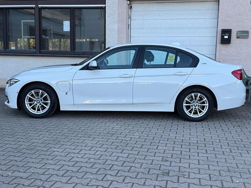 Gebraucht BMW 330e Advantage 184 PS (135 kW) 2016 Alpinweiss iii Limousine