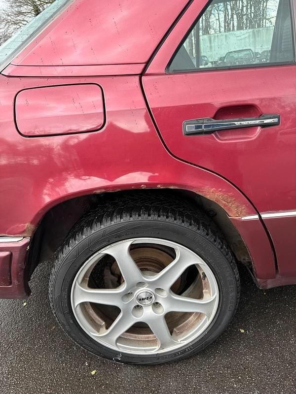 Brugt Mercedes E220 1994 Rød Sedan