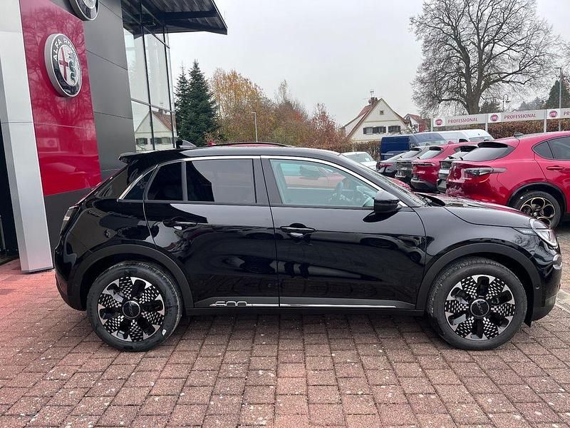 Neu Fiat 600 La Prima 101 PS (74 kW) 2025 Schwarz Limousine